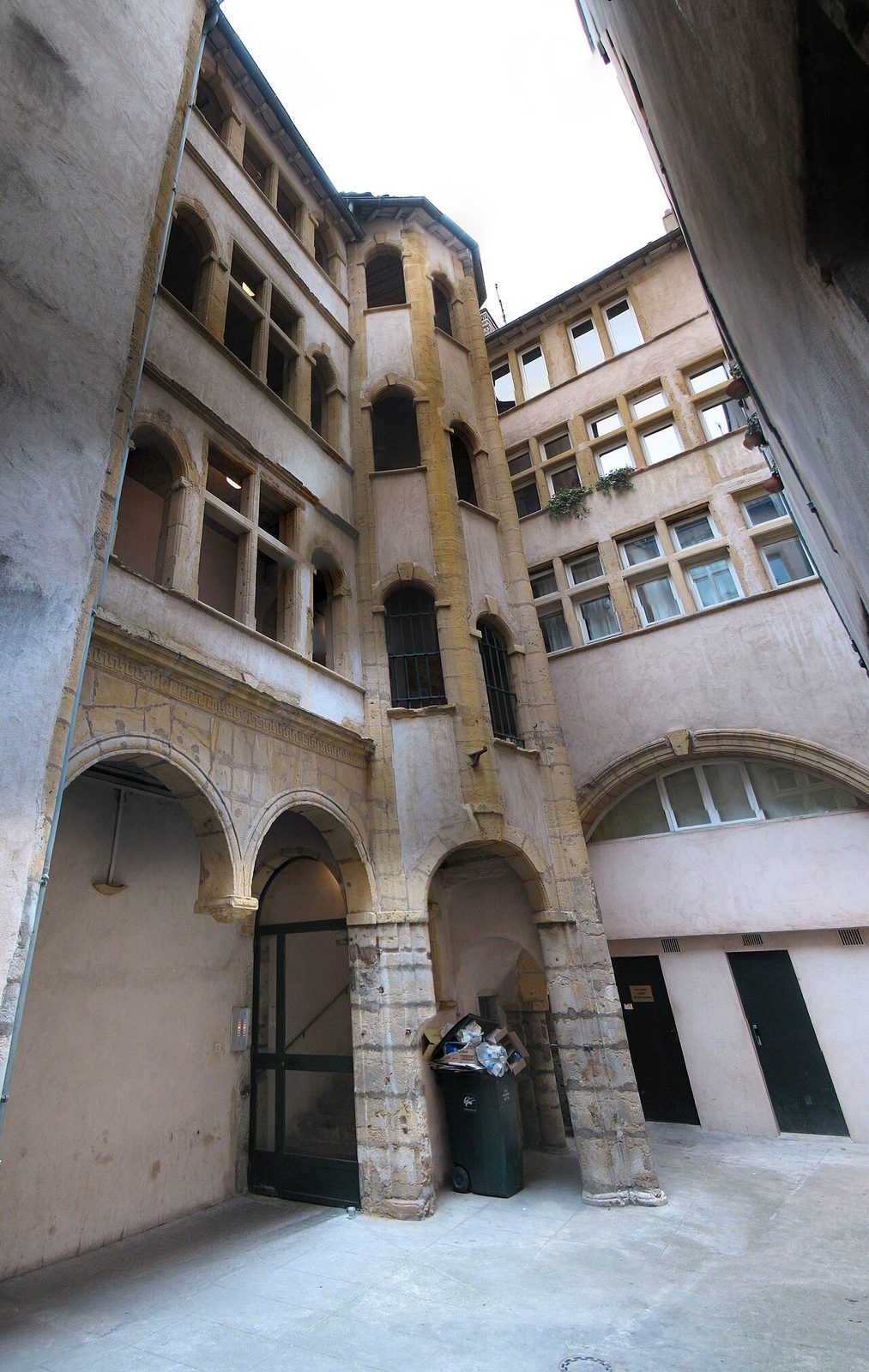 Un traboule del Vieux Lyon, de lo más curioso que ver en Lyon.