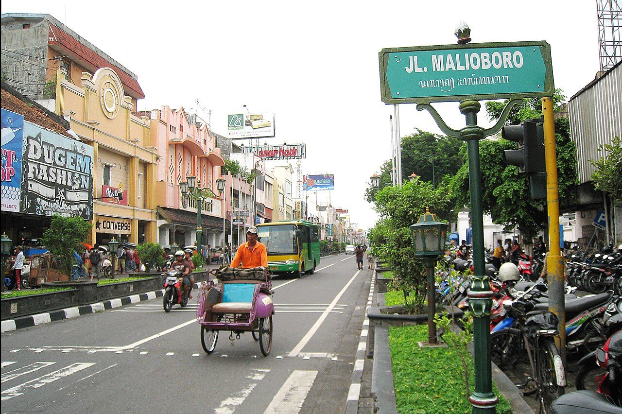 La animada calle Malioboro, punto de partida para ver Yogyakarta