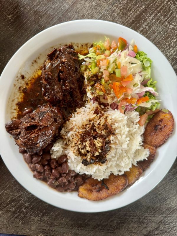 El casado, el plato típico que probar en las sodas de San José
