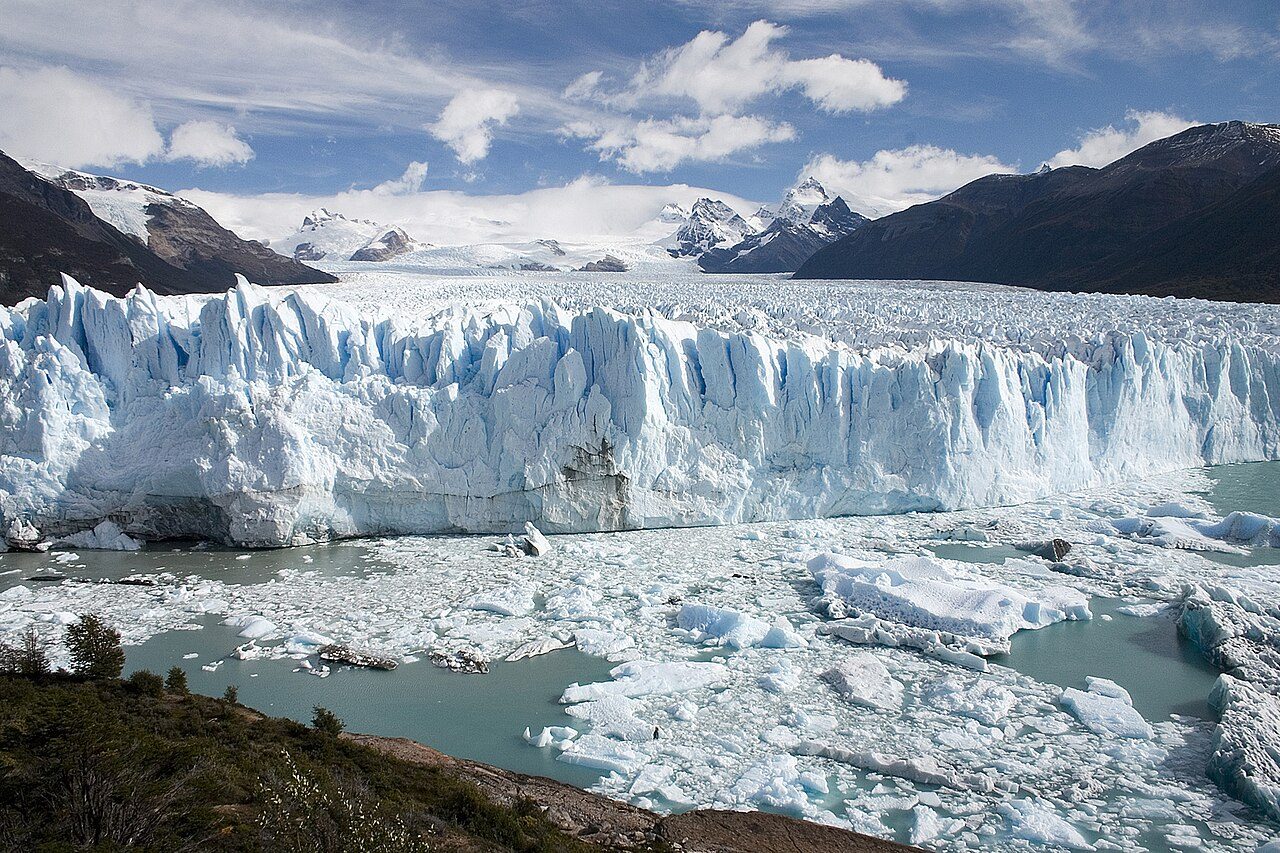 Trekking sobre el hielo, una de las excursiones más emocionantes cerca de El Calafate