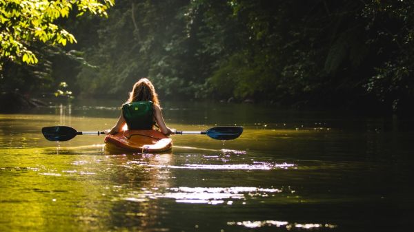 Explorar las calas en kayak, un planazo que hacer en Lloret de Mar